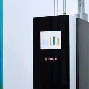 Stationäre Festoxid-Brennstoffzellen (Sofc), wie diese hier von Bosch, können mit Erdgas, Biogas, Methanol, Wasserstoff oder auch Ammoniak betrieben werden. Auch ein Mix dieser Energieträger ist nutzbar.(Bild:  Bósch)