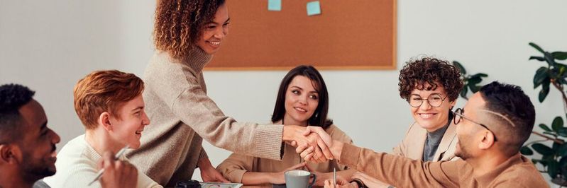 Neu im Team und doch allen wohlbekannt: Diese Konstellation des Führungswechsels bietet viele Vorteile, bedingt aber auch einige Notwendigkeiten.(Bild:  Fauxels / Pexels)