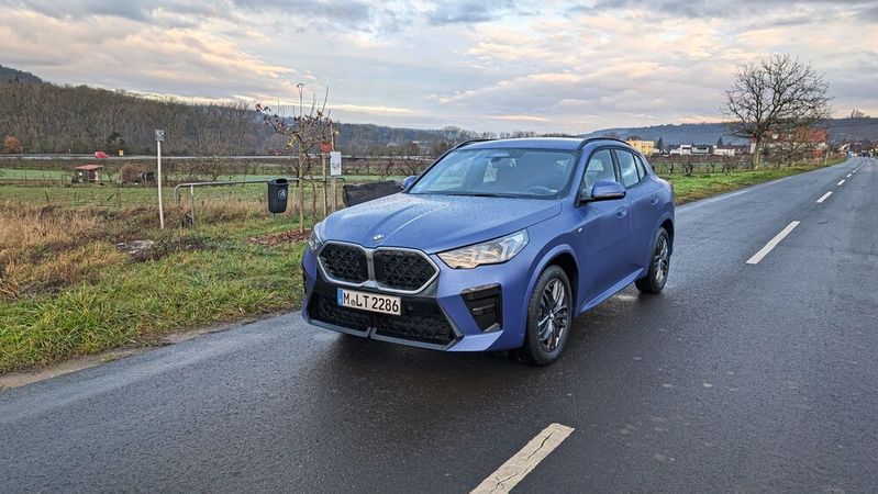 Der BMW X2 kommt mit einer Tankfüllung gut 1.000 Kilometer weit.(Bild:  Mauritz)