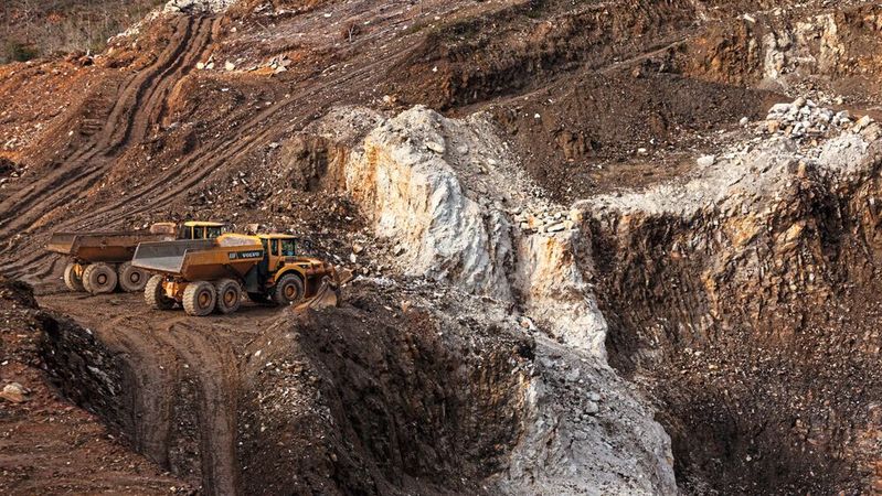 Lithiumabbau in einem Steinbruch in Portugal. Forscher des MIT haben ein Niedrigtemperaturverfahren entwickelt, mit dem sich Lithium in Batteriequalität aus dem weit verbreiteten Mineral Spodumen gewinnen lässt.(Bild:  frei lizenziert / Unsplash)