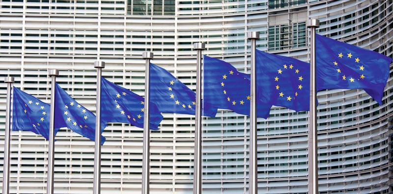 Die EU-Kommission prüft Dumpingvorwürfe zu Mobilkran-Importen aus China. (Bild:  © jorisvo - stock.adobe.com)