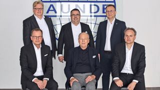 Das Management der Aunde Group. 1. Reihe v.l.: Torsten Scholder, Isringhausen; Rolf Königs, Aunde; Tobias Lüpfert, Isringhausen; 2. Reihe: Christian Prause, Aunde; Peter Bolten, Aunde; Octavian Petru, Reinert. Es fehlen Jürgen Hahn, Reinert; und Helge Pfeiffer, Fehrer. (Bild: Esther Tinnefeld)