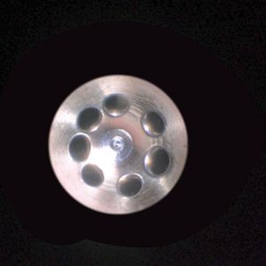 Vorher - Nachher: Beispiel einer Hydroerosiven Bearbeitung. Hier wurden die Einspritzbohrungen eines Injektors verrundet. Material: Nickelbasislegierung. (hier vorher)
