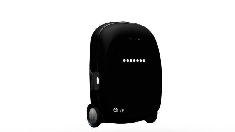 Entspannt reisen mit Olive, dem selbstfahrenden Roboter-Rollkoffer von IKAP Robotics. (Messe München)