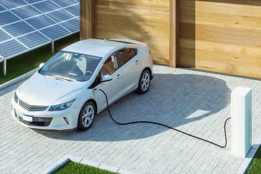 Die Ladesäule für zu Hause gehört ebenso zum Händlergeschäft wie die Erzeugung des eigenen Stroms. (Bild:  © Loeffler - stock.adobe.com)