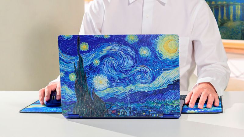 Das große Mauspad im Lieferumfang der Notebooks nimmt jeweils das Motiv auf dem Display-Deckel auf. Das Prestige 14 Flip AI+ Vincent van Gogh Edition D3M selbst wird mit dem stärksten für die Serie lieferbaren Prozessor bestückt: dem Intel Core Ultra X9  378H mit Arc-B390-Grafikeinheit. (Bild: MSI )
