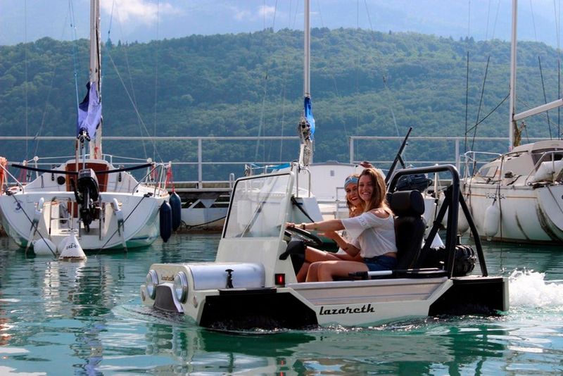 Das jüngste Vehikel des Tuners Ludovic Lazareth hat das Zeug, ebenfalls zum Kultobjekt zu avancieren. Es basiert auf dem Mini Moke und macht als Amphibienfahrzeug zu Lande und zu Wasser eine gute Figur. (Bild: Lazareth)