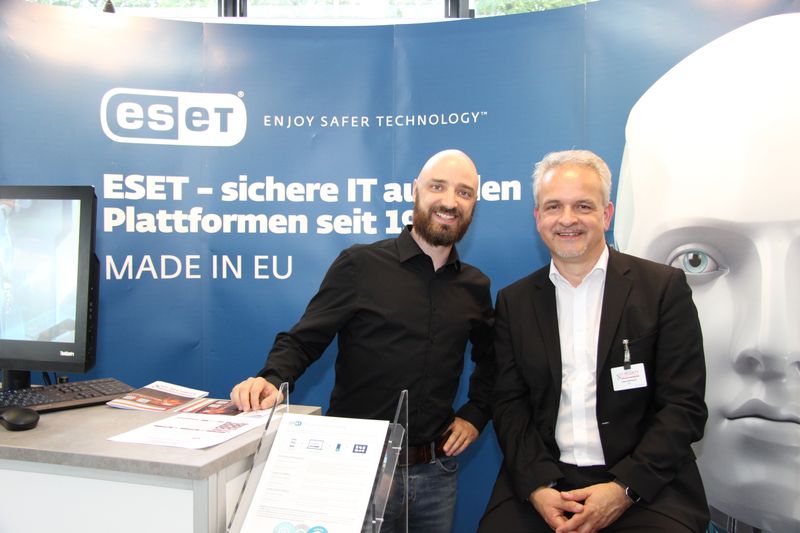 Thomas Uhlemann (l.) und Uwe Rehwald (Eset) waren trotz sommerlicher Temperaturen bester Laune. (Vogel IT-Akademie)