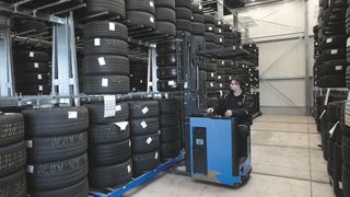 Beim Lagerkonzept von Wheelsystem 360 werden die Räder eines Satzes übereinanderliegend eingelagert. Der Mitarbeiter selbst muss nur den Stapler bedienen – noch. (Bild: Schreiner – VCG)