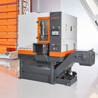 Kasto has significantly improved its long-proven Kastossb automatic band saw and will be showcasing it at the upcoming AMB. For example, it now features an electromechanical saw feed mechanism that reduces energy consumption. Read here to find out what other new developments there are in the world of sawing ... (Image:Kasto)