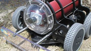 Die Roboterraupe Hullbug entfernt mit Hilfe des Abstreifwerkzeugs den Biofilm, der sich am Unterwasserteil eines Schiffes ansammelt. (Bild: Searobotics)