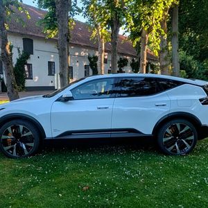 Seine 4,9 Meter Länge sieht man dem Polestar 3 dank seiner coupéhaften Linienführung nicht an. Im Vergleich zum techisch eng verwandten Volvo EX90 wirkt er kompakter. Dazu trägt auch die für ein SUV recht niedrige Höhe von 1,6 Metern bei. (Bild:  Mauritz – VCG)