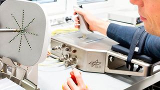 Der Kontur-2-Joystick soll in Zukunft von den Kosmonauten an Bord der Internationalen Raumstation ISS bedient werden. Ferngesteuert aus dem All wird sich dann im DLR Oberpfaffenhofen der Roboterarm ROKVISS bewegen. (Bild: DLR (CC-BY 3.0))