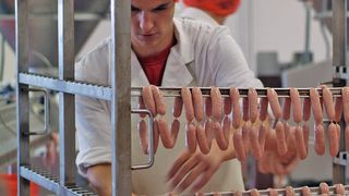 Abb. 1: Etwa 40 Proben gehen im Durchschnitt pro Woche aus dem Fleischwerk Edeka Nord  an die Laborgemeinschaft LADR. (Bild: Fleischwerk Edeka Nord)