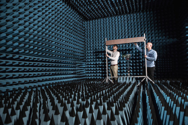Paul Harris und Steffen Malkowsky testen ihr Array aus 128 Antennen im reflexionsfreien Raum der Universität Bristol. (National Instruments)