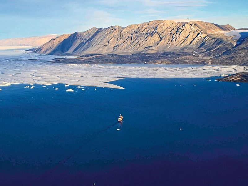 Das Forschungsschiff Polarstern vor einem Teil der Gletscherzunge, die weit ins Land hinein reicht und auf 80 km Länge auf dem Ozean schwimmt – Im Sommer 2016 war die Polarstern das erste Schiff, das je bis zur Gletscherkante des 79°-Nord-Gletschers in Nordost-Grönland fuhr. Der Wind hatte alles Meereis weggedrückt und somit war die sonst eisbedeckte Region für eine Woche komplett eisfrei. Dies ermöglichte es den Forschern, den Ozean und Boden dort genau zu vermessen. (Nat Wilson, Alfred-Wegener-Institut)