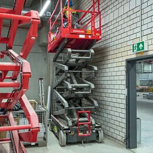 Kompakter Allrounder: Mit einer Breite von nur 82 Zentimetern passt die SJ 3219 von Skyjack selbst durch enge Zugänge.(Bild:  action press – Christian Rudnik)