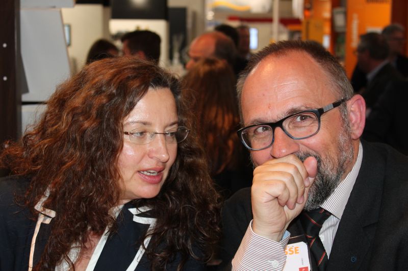 Am Dienstagabend wurde bei der Vogel Business Media am Messe-Stand in Halle 9 traditionell auf eine erfolgreiche Hannover Messe 2014 angestoßen. Gute Gespräche und Live-Musik von der Band „Famos“ sorgten bei den zahlreichen Standpartygästen für eine ausgelassene Stimmung. (Siegl/Vogel Business Media)