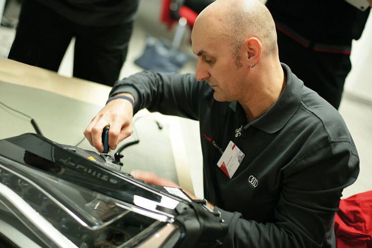 Ein Techniker bei der Prüfung eines LED-Scheinwerfers am A8. (Foto: Audi)