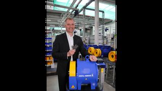 Vorstandsvorsitzender Joachim Ley freut sich über den Aufzugsmotor ohne Seltene Erden.  (Bild: Ziehl-Abegg / Rainer Grill)