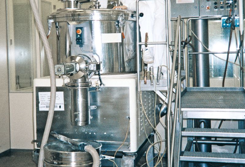 Automatic loading of a mixer with paracetamol powder; previously this task was done manually with a hand scoop.  (Picture: Volkmann)