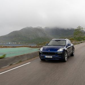 Damit so ein hochbeiniger SUV auch bei schnellen Kurvenfahrten einem noch dynamischeren 911er folgen kann, oder es zumindest mal versuchen möchte, wurde das Fahrwerk optimiert und eine neue Sport-Luftfederung, serienmäßig beim GTS, montiert.(Bild: Porsche)