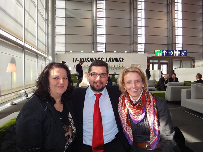 Florian Büchner, Enermax, hat die IT-BUSINESS-Damen Lilli Kos (l.) und Stephanie Steen im Griff. (Archiv: Vogel Business Media)