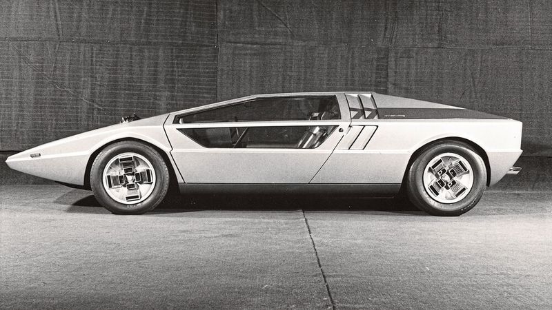Die Zusammenarbeit von Maserati und Giugiaro begann 1971 mit einem Paukenschlag: Auf dem Automobilsalon in Turin präsentierten beide die futuristisch aussehende Studie eines keilförmigen Sportwagens. Nur ein Jahr später wurde der fahrbereite Prototyp des Maserati Boomerang in Genf vorgestellt. Die scharf gezeichnete Flunder-Karosserie des Boomerang wurde um den 4,7-Liter-V8-Motor des Bora gebaut.  (Bild: Maserati)