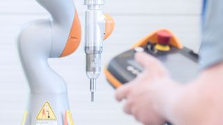 Die Schraubspindel von SPN wiegt nur 1,8 kg und wird von Servomotoren mit bis zu 25.000 min-1 angetrieben. Seit neuestem ist sie in Anwendungen mit dem Kuka-Leichtbauroboter LBR iiwa in Betrieb. (SPN)