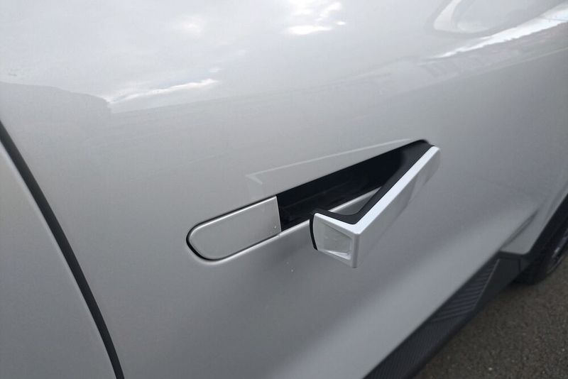 1. Leichtbau mit Nebenwirkungen: Die Türen schließen mit blechernem Klang – kein Premium-Gefühl trotz des stolzen Preises. Renault spart hier bewusst Gewicht: Mit nur 1.927 Kilogramm ist der Scenic für ein Elektro-SUV bemerkenswert leicht. Die Kosteneinsparung merkt man aber auch an den Materialien im Innenraum...  (Bild: Sven Prawitz/Vogel Communications Group)