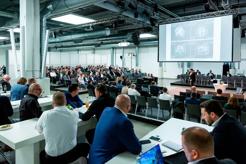 Zum Vortragsprogramm hatten die Kongress-Macher die Besucher in eine Art Arena eingeladen. (Bild: Stefan Bausewein)