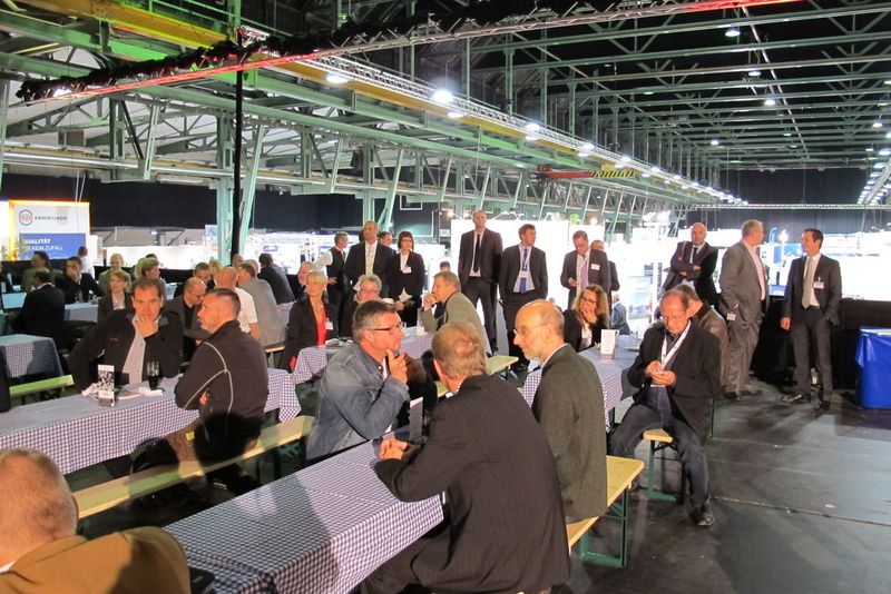 Intressierte Beobachter der offiziellen Eröffnung der Messe. (Bild: Ernhofer/PROCESS)
