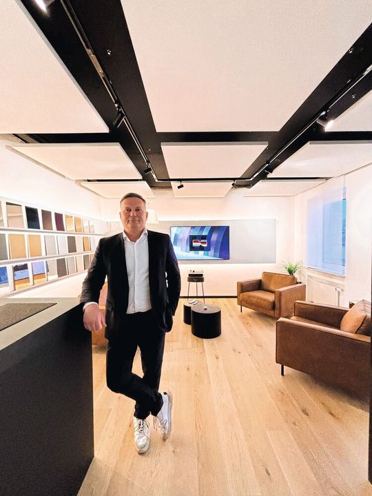 Milan Krumbe ist Geschäftsführer der Alanod GmbH & Co. KG und kann auf eine internationale Karriere zurückblicken. Nach seiner Ausbildung und einem Chemie-Studium erwarb er einen MBA, um seine Managementfähigkeiten zu schärfen. Krumbe hat bei führenden globalen Unternehmen in der Chemieindustrie Erfahrung gesammelt. Er ist bekannt für seine strategische Vision, die auf Innovationskraft, Geschwindigkeit und nachhaltigem Wirtschaften basiert. Seine Zielsetzung ist es, Alanod als Vorbild im deutschen Mittelstand zu etablieren.(Bild:  Alanod GmbH & Co. KG)