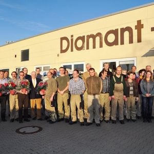 Die Belegschaft präsentiert sich mit den Jubilaren und Horst Lach vor dem Werk Lichtenau. 