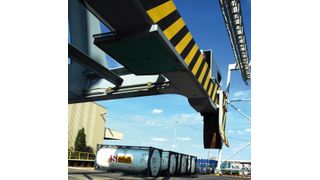 Das Lastaufnahmemittel für die Container, die sogenannten Spreader, haben an ihrer Unterseite RFID-
Lesegeräte, mit denen die auf den Containern befestigten Transponder ausgelesen werden. Bilder: Unruh (Archiv: Vogel Business Media)