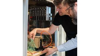 HM-Promovend Alexander Reiter führt Experimente mit Batterien durch: Mithilfe digitaler Zwillinge möchte er mehr Resilienz für Batteriegroßspeicher erreichen. (Bild: Louis Dickhaut/HM)