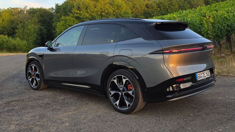 1. Das Design: Der Zeekr 7X ist eine echte Erscheinung. Gestaltet wurde das Modell im schwedischen Designstudio von Zeekr in Göteborg. Die skulpturale Linienführung sorgt dafür, dass das Kompakt-SUV trotz seiner Größe nicht wuchtig, sondern elegant wirkt. Auch Zeekr setzt am Heck auf ein durchgängiges LED-Lichtband. (Bild: Mauritz – VCG)