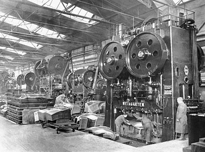 Bild 11: Einblick in ein Presswerk 1934. Die Großserienfertigung von Karosseriebauteilen aller Art erfolgte hier auf mechanischen Pressen, geliefert von der Maschinenfabrik Weingarten. (Archiv: Vogel Business Media)