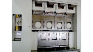 Sieben gewaltige Walzen bringen ein 100 mm dickes Titanblech in Form. Gebaut wurde die gigantische Richtmaschine von der G+K Pressen und Automatisierung in Niedernberg am Main. Bild: Kuhn (Archiv: Vogel Business Media)