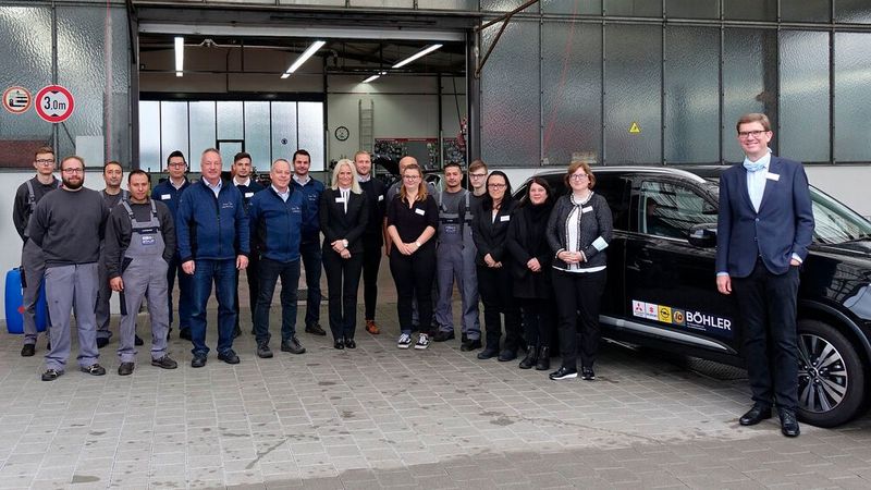 Seit der Übernahme des Betriebs im Jahr 2010 konnte Michael Böhler (rechts) sein Team von 8 auf 20 Mitarbeiter vergrößern. (Bild: Rosenow/»kfz-betrieb«)