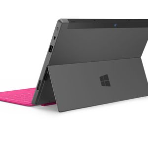 Dank der speziellen Gehäusefertigung, gibt es einen integrierten Standfuß, mit dem man z.B. entspannt Videos auf dem Tablet betrachten kann.