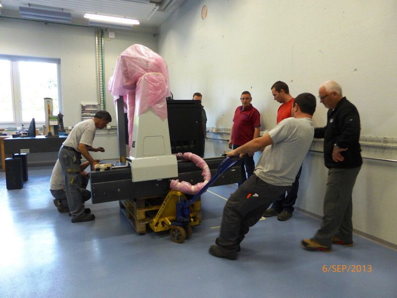 Installation d'une nouvelle machine à mesurer 3D au Technopôle de Sainte-Croix. (Image: CPNV (Photographie de M. Cachemaille pour le JSCE))