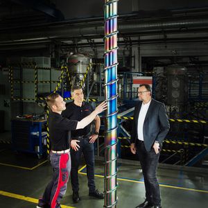 Von rechts: Wafo-Chef Andreas Wagner, Michael Bilo von Oerlikon Balzers und Sascha Jackes, Produktionsleiter im Oerlikon Balzers Kundenzentrum in Bergisch Gladbach. Sie begutachten eine ziemlich große, mit Balinit Croma Plus beschichtete Extruderschnecke. (Bild:  Oerlikon Balzers)