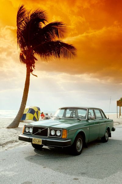 Zum Modelljahr 1986 wurden Bosch-LH-Jetronic und Dreiwegekatalysator mit Lambda-Sonde eingeführt (Deutschland). Die betreffenden Motorbezeichnungen lauteten B200F und B230F⁠(1). In den USA wurde die Serie 200 bereits seit 1976 (zum Modelljahr 1977) mit Katalysator und Lambdasonde ausgeliefert. Damit zählte Volvo zu den Pionieren auf dem Gebiet der Abgasreinigung. (Bild: Volvo)