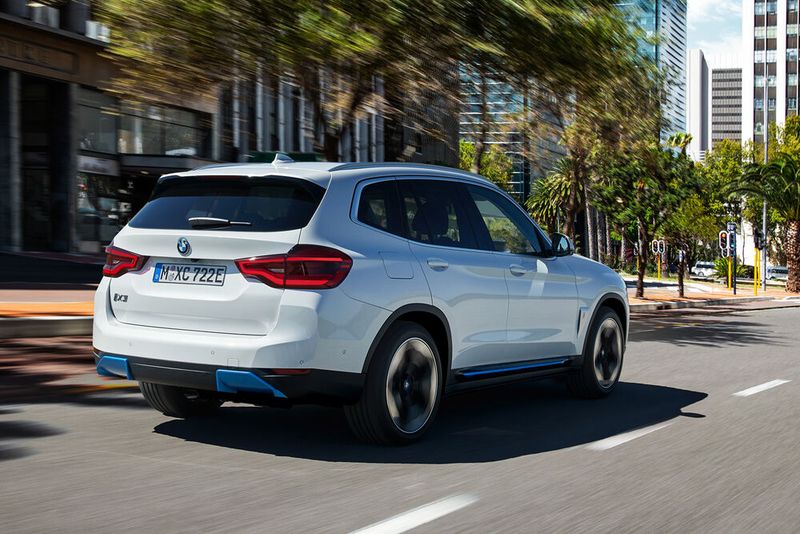 Mit Wechselstrom soll ein- wie dreiphasiges Laden der Batterie mit bis zu 11 kW möglich sein. (Bild: BMW)