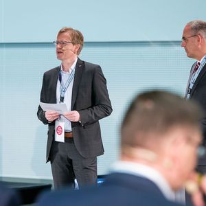 Die Gastgeber: »Automobil Industrie«-Chefredakteur und Publisher Claus-Peter Köth (li.) und Rainer Hoffmann vom Unternehmen Carhs. (Stefan Bausewein)