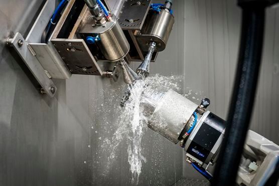 The water jet generated by the GeyserVM high-pressure unit can also be used for cleaning or paint stripping thanks to an individually tailored nozzle system.  (BvL Oberflächentechnik)