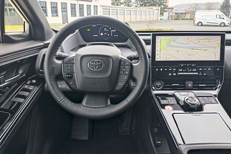 Das Platzangebot im BZ4X ist nicht üppig. Vorne ist es okay, der Platz hinter dem Lenkrad ist jedoch durch die massive Mittelkonsole recht eingebaut. (Bild: Sven Prawitz/Vogel Communications Group)