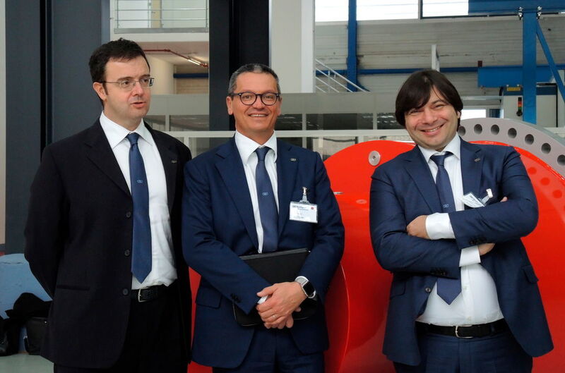Mit der Übernahme von O&K kann Bonfiglioli Planetengetriebe bis 3 Mio. Nm aus einer Hand anbieten. Von links: Stefano Baldi (Global Sales Director), Fausto Carboni (CEO) und Giorgio Cucchi (General Manager, O&K Antriebstechnik). (Bild: Stefanie Michel)