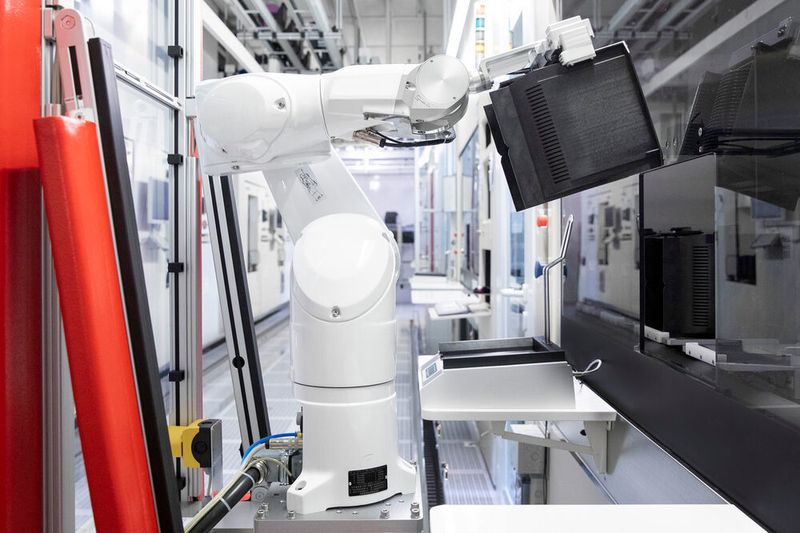 After several years of development, Bosch is now starting volume production of power semiconductors made of this innovative material, supplying automotive manufacturers worldwide. (Bosch)